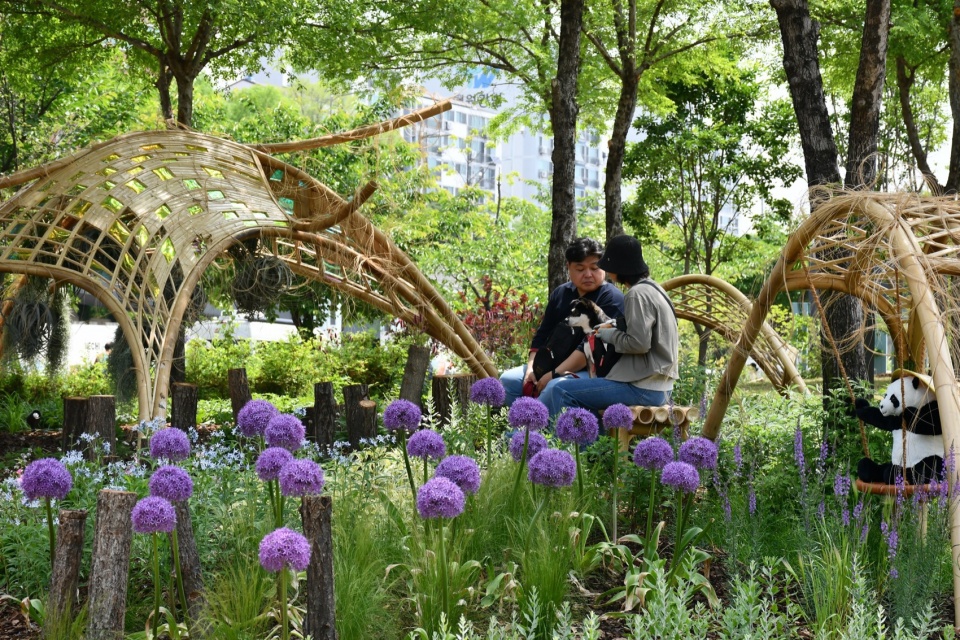 花丛中的竹构 biological self organizing garden