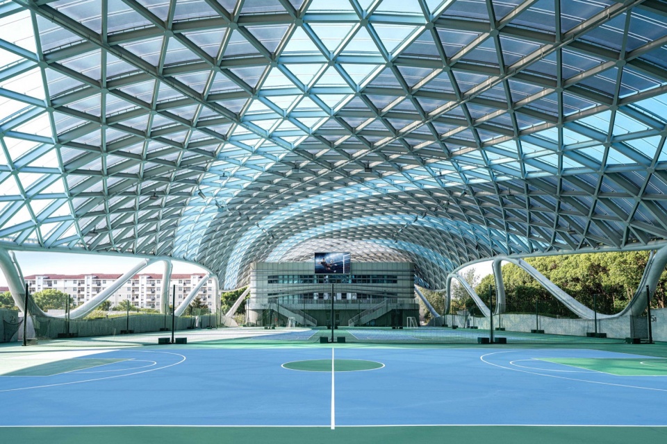 面向附属楼the all weather sports field TJAD
