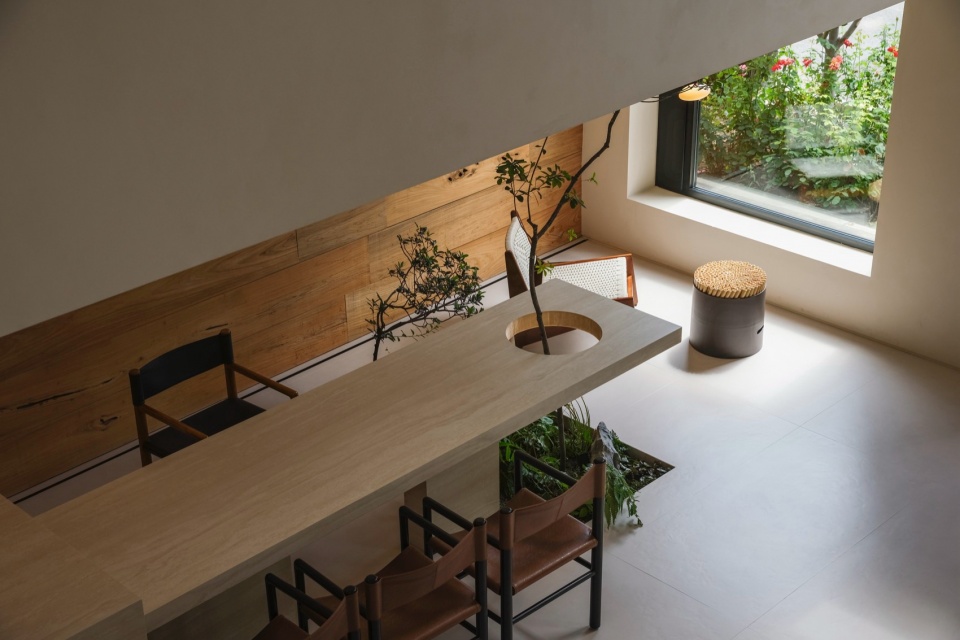 二层俯瞰茶台区域©金伟琦 salution lighting studio