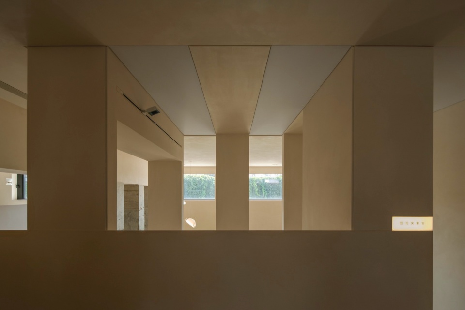 二层楼梯末端©金伟琦 salution lighting studio