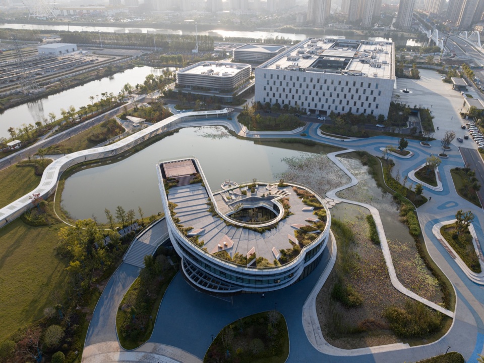屋顶花园鸟瞰 Ningbo ZEEKR Co Creation Center ©Right Angle 25
