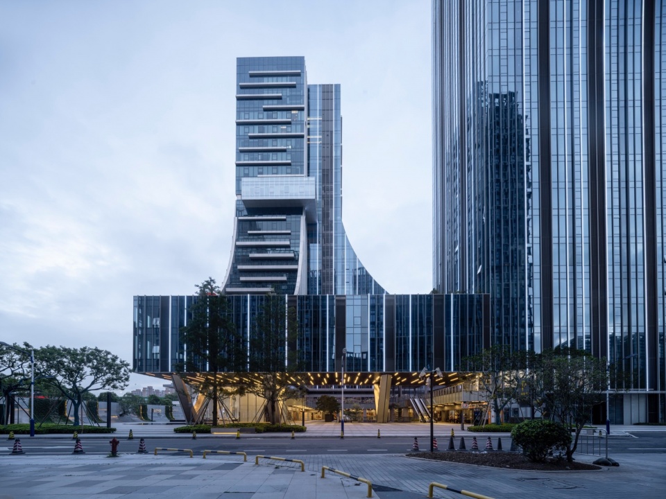 建筑首层架空01©九里摄影战长恒 leju united center