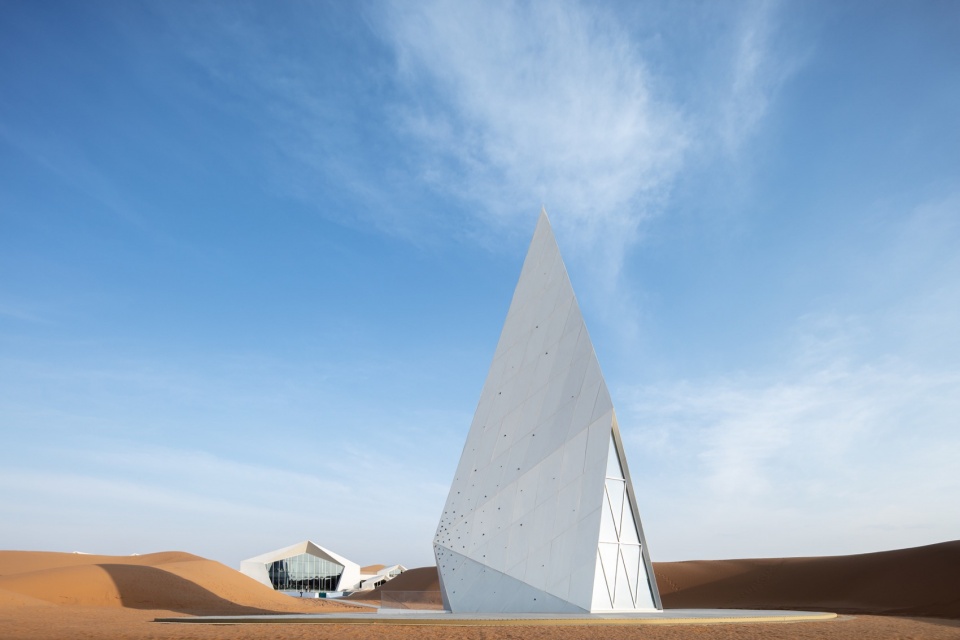 ZhongWei Desert Diamond Hotel by SHUISHI Micron Architects