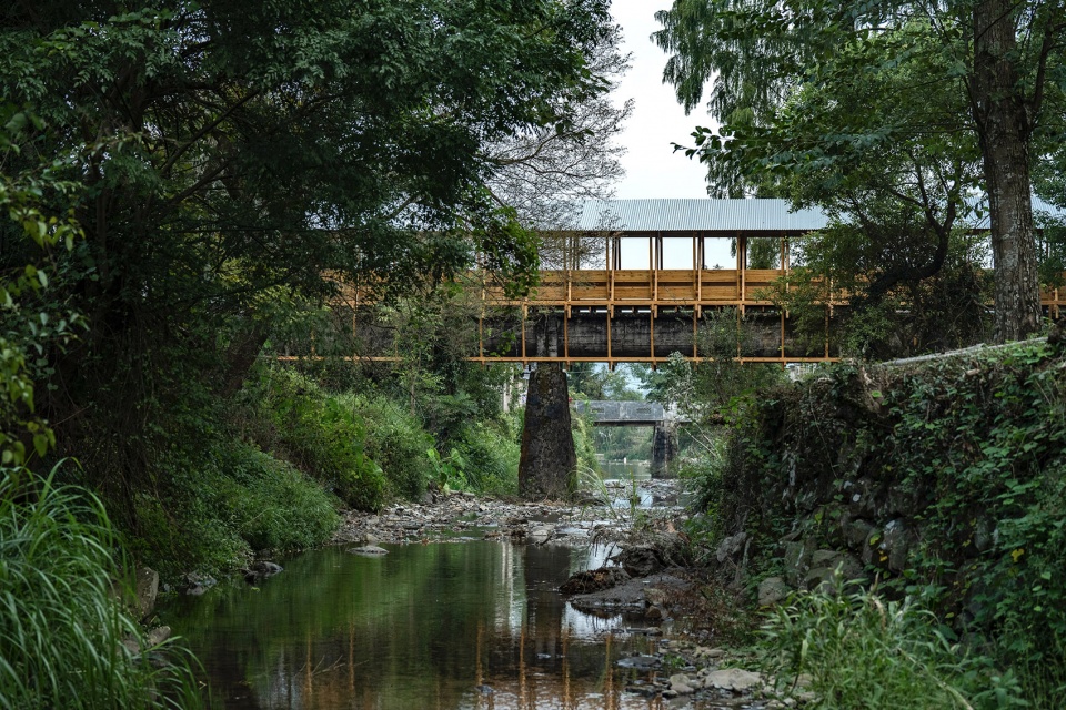 fw jithe covered bridge on aqueduct by iara