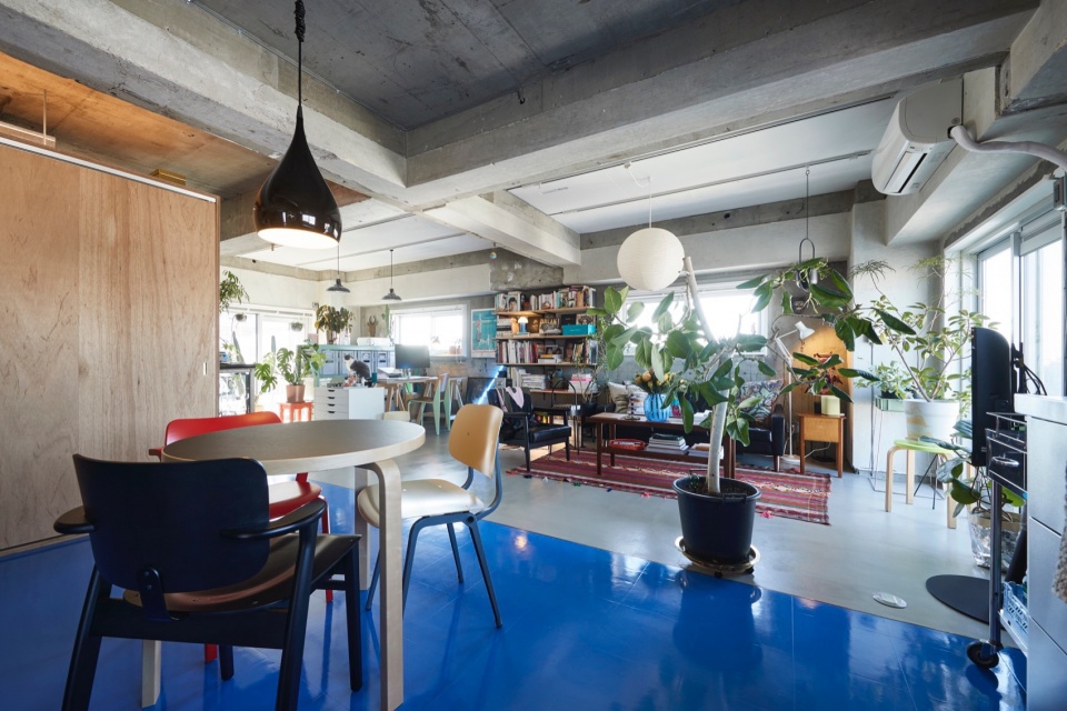 tokyo blue apartment by roovice