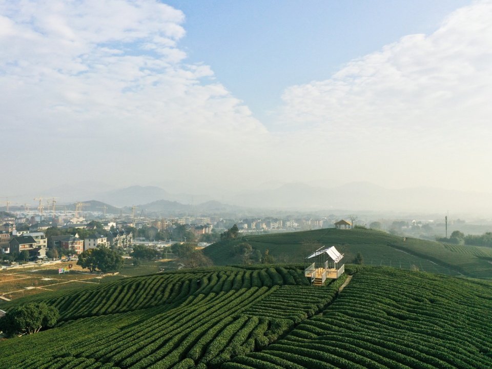 a floating pavilion on a tea mountain by youmu architects