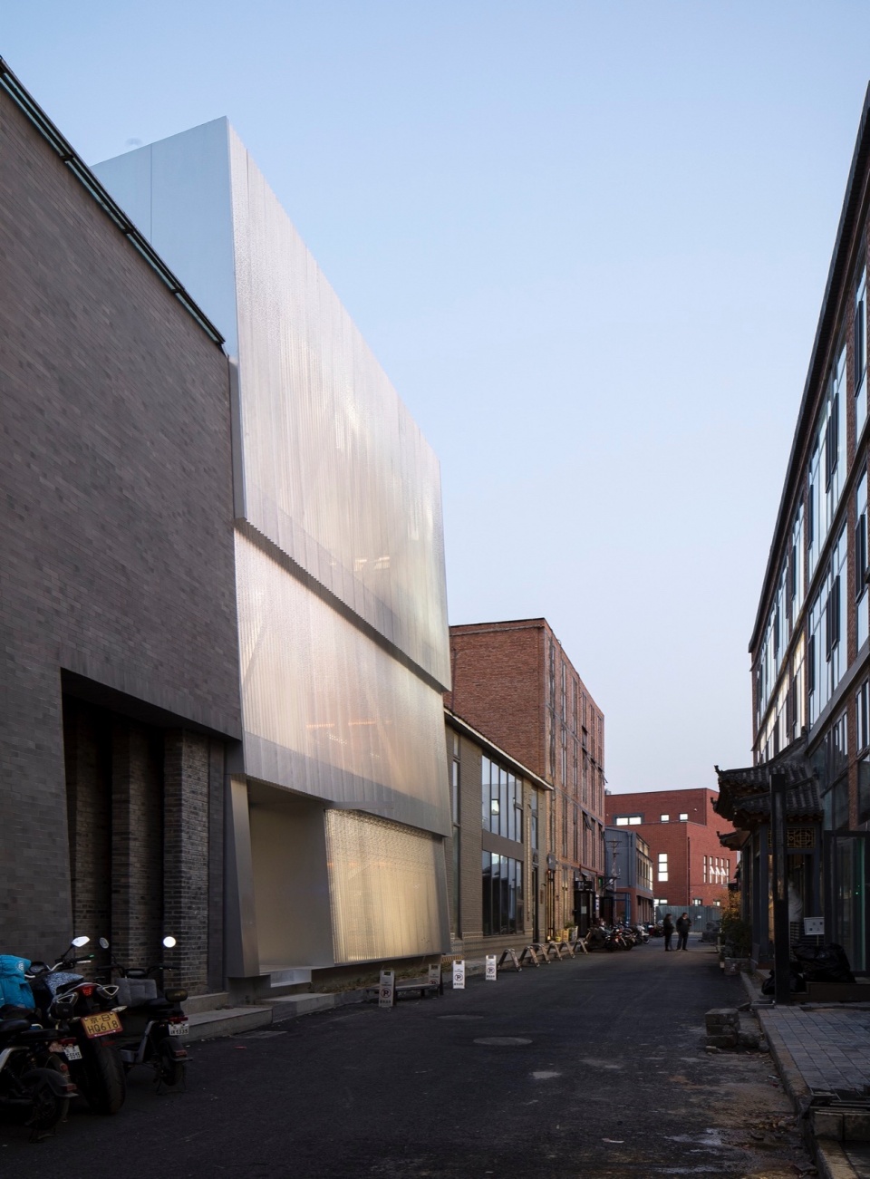 TAOA Reimagines an Old Industrial Building at 798 Art District into Its Office