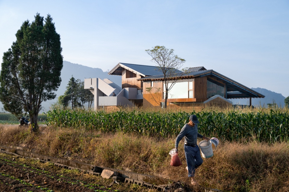 dongyou corn courier station by suipingyili architecture studio