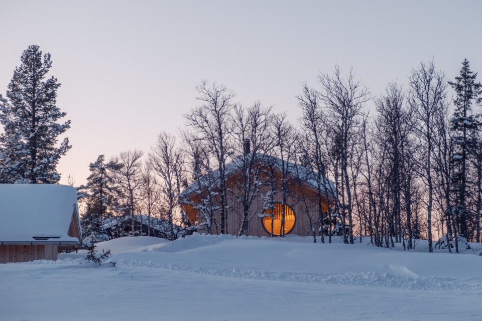 mountain cabin in hallandsfjell by quentin desfarges