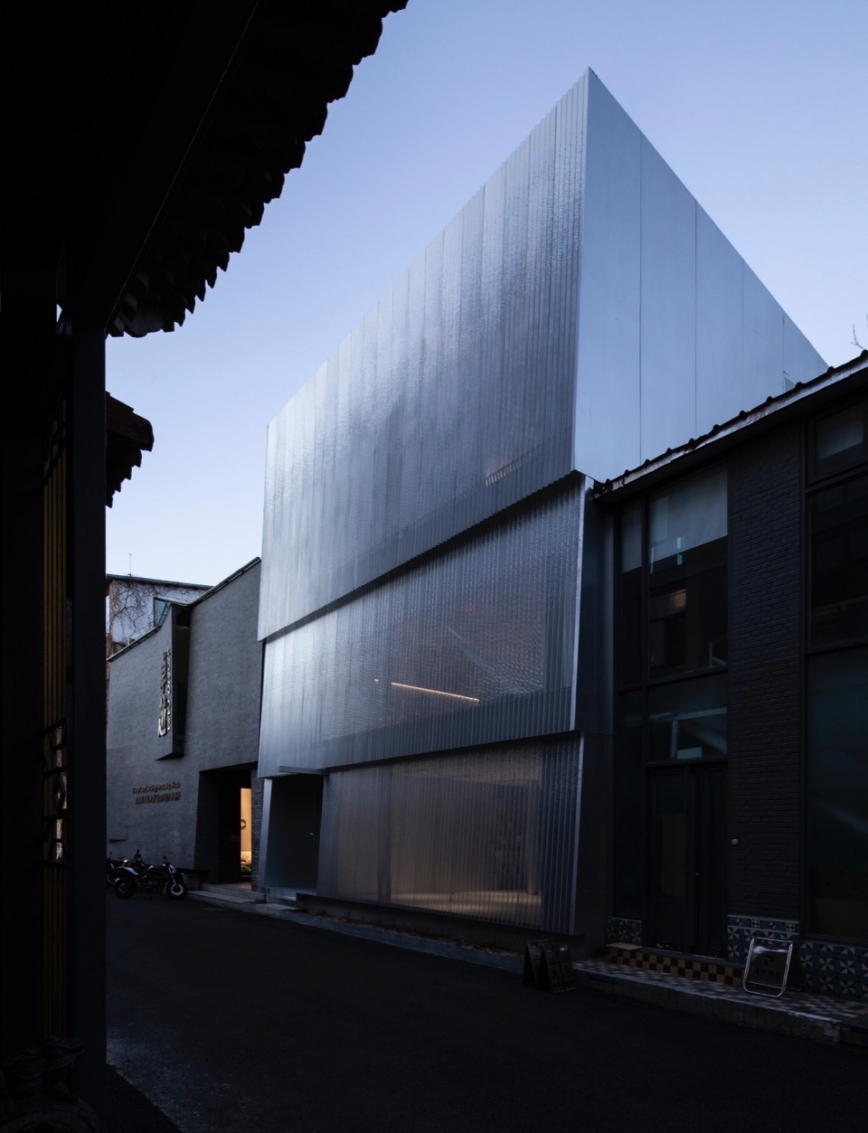 TAOA Reimagines an Old Industrial Building at 798 Art District into Its Office