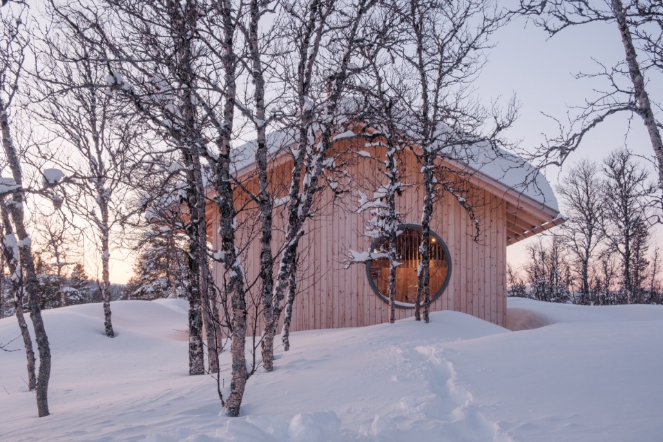 mountain cabin in hallandsfjell by quentin desfarges