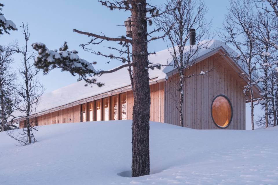 mountain cabin in hallandsfjell by quentin desfarges