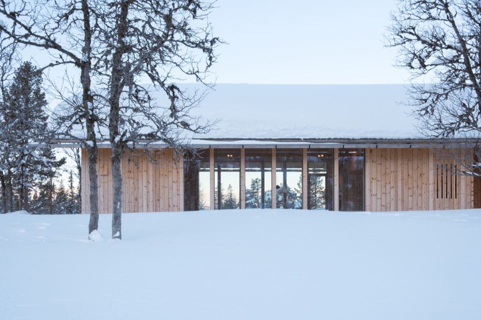 mountain cabin in hallandsfjell by quentin desfarges