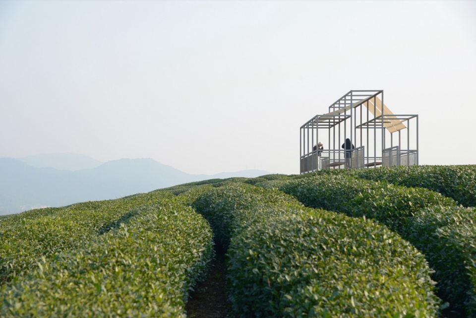 a floating pavilion on a tea mountain by youmu architects