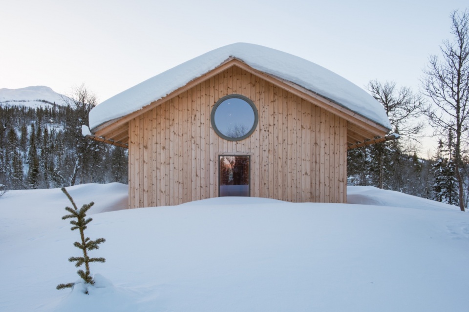 mountain cabin in hallandsfjell by quentin desfarges
