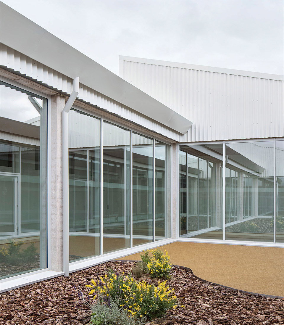 health centre by paradigma estudio