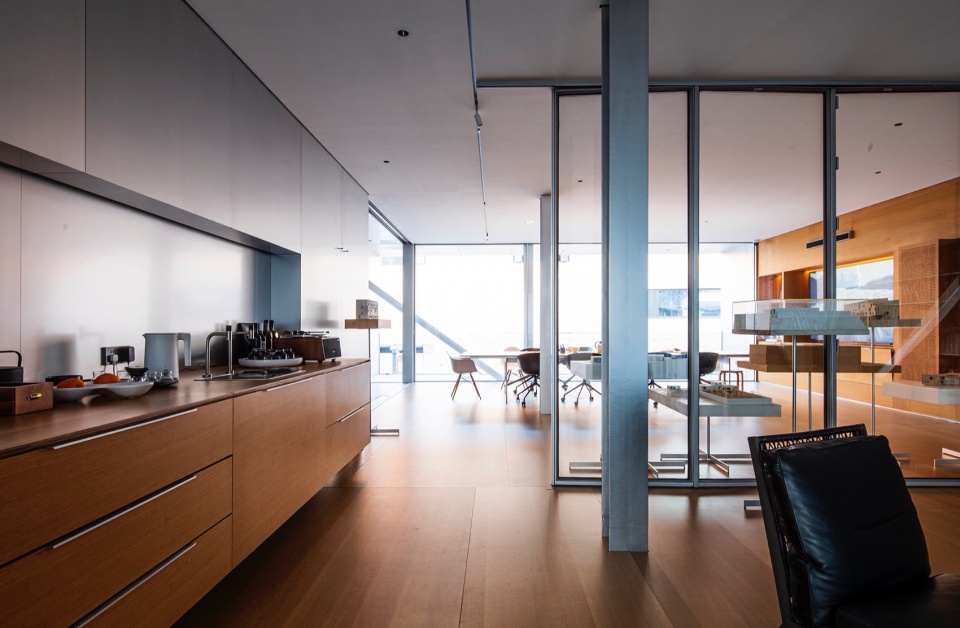 TAOA Reimagines an Old Industrial Building at 798 Art District into Its Office
