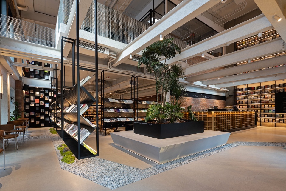OWSPACE 围绕下沉空间的L形廊道L shaped gallery surrounding the sunken space by CG DESIGN@吴昂