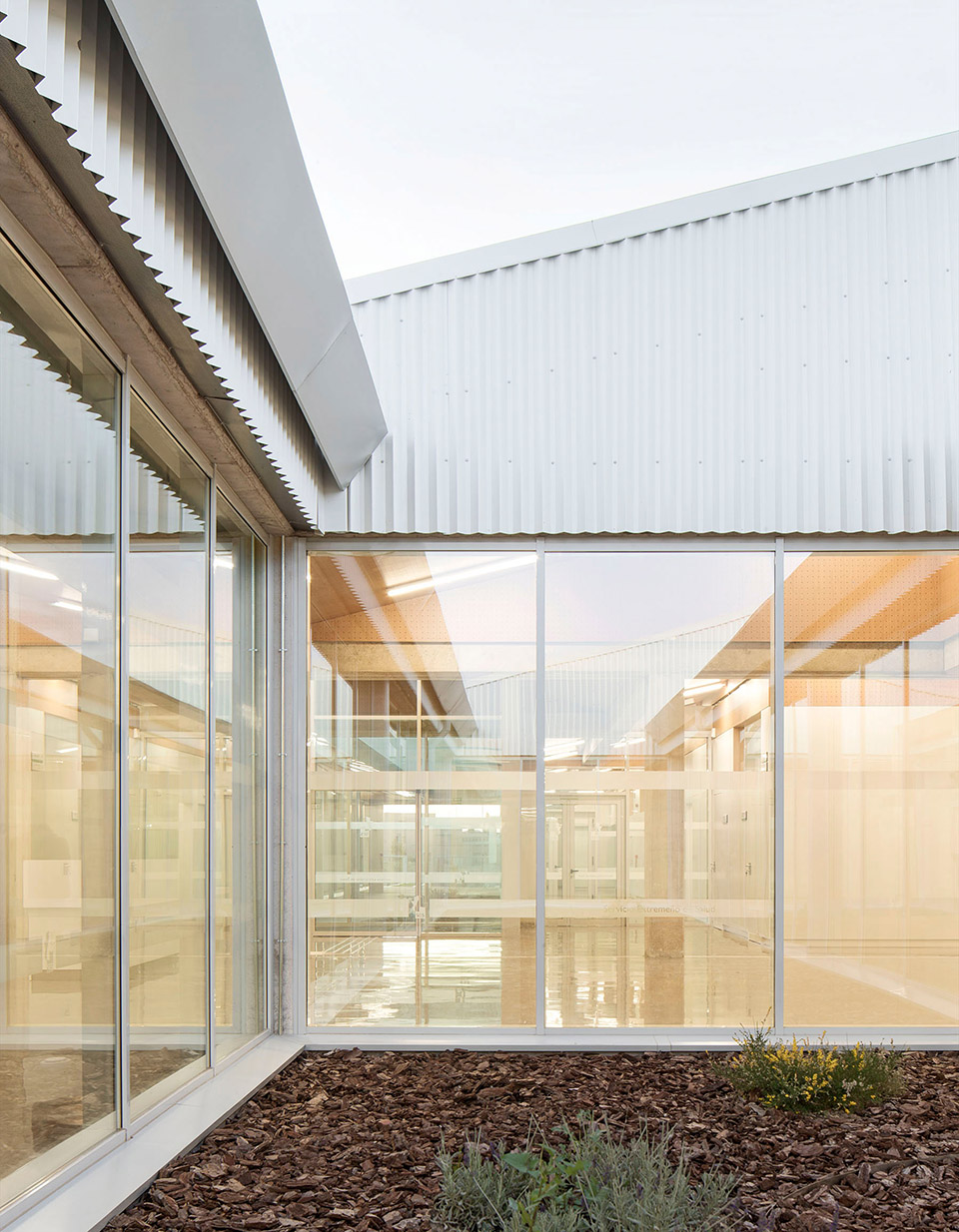 health centre by paradigma estudio
