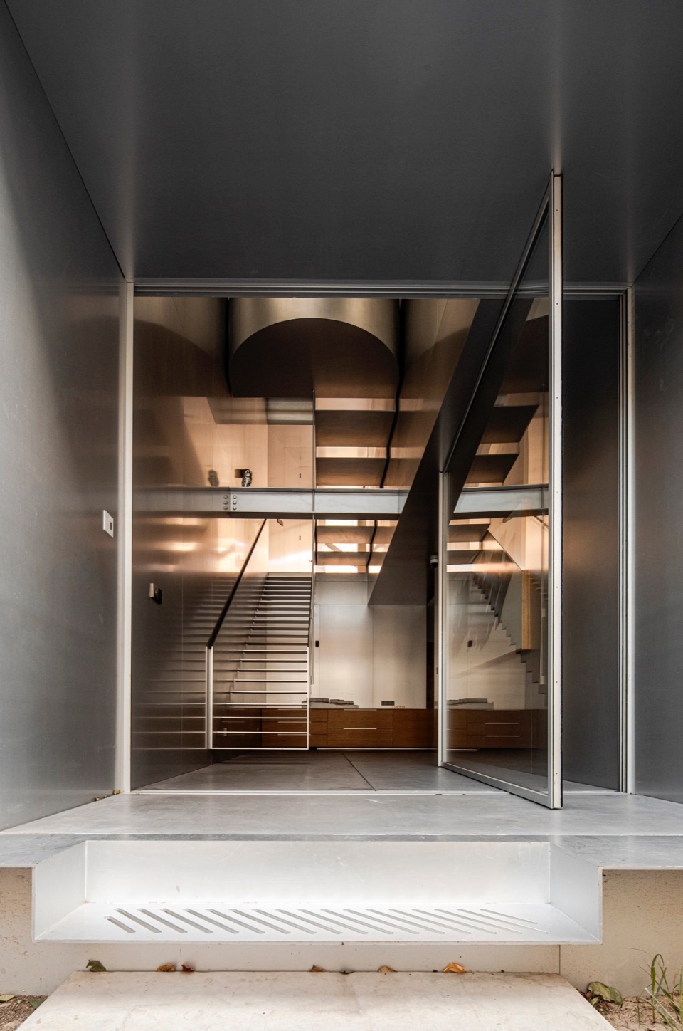TAOA Reimagines an Old Industrial Building at 798 Art District into Its Office