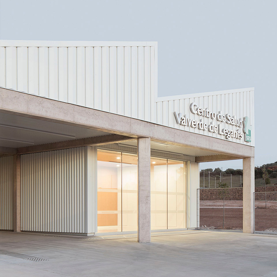 health centre by paradigma estudio