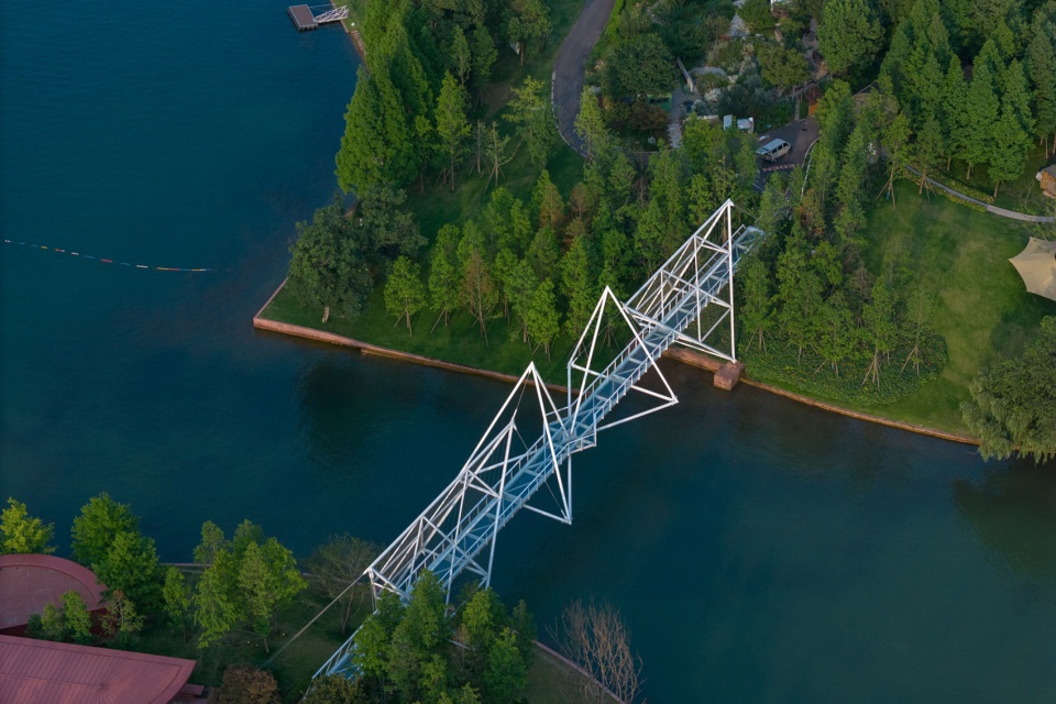 unarchitecte edenland pedestrian bridge in luxelakes by unarchitecte