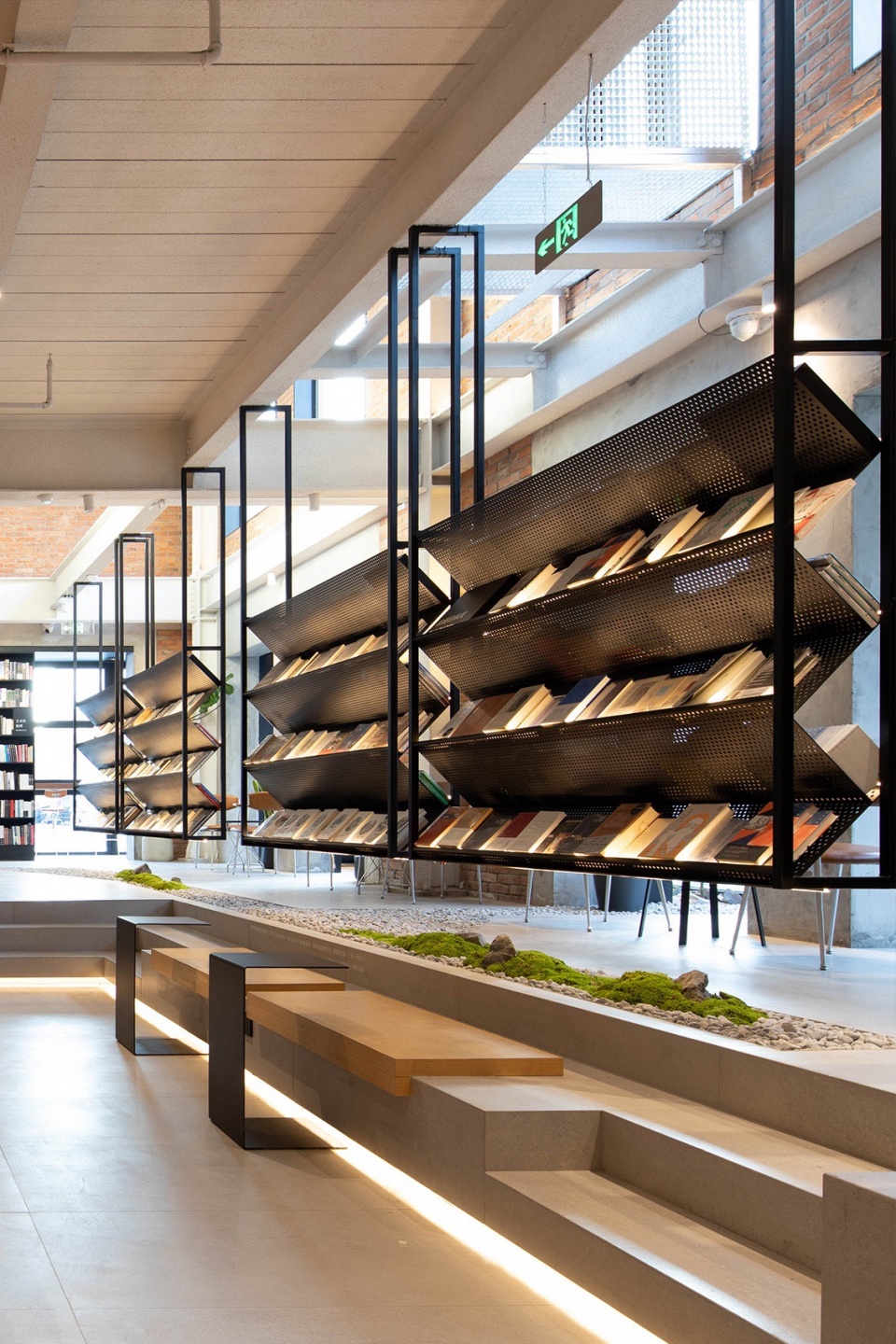OWSPACE 廊道上方引入的光源Light sources introduced above the gallery by CG DESIGN@吴昂