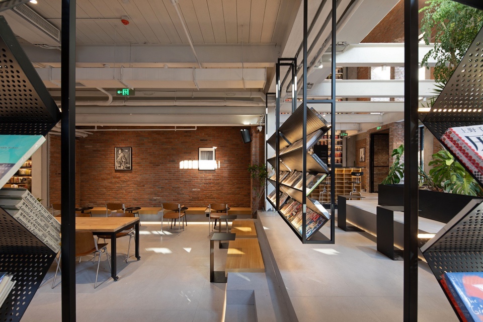 OWSPACE 悬挂的书架将区域划分Hanging bookshelves divide the area by CG DESIGN@吴昂