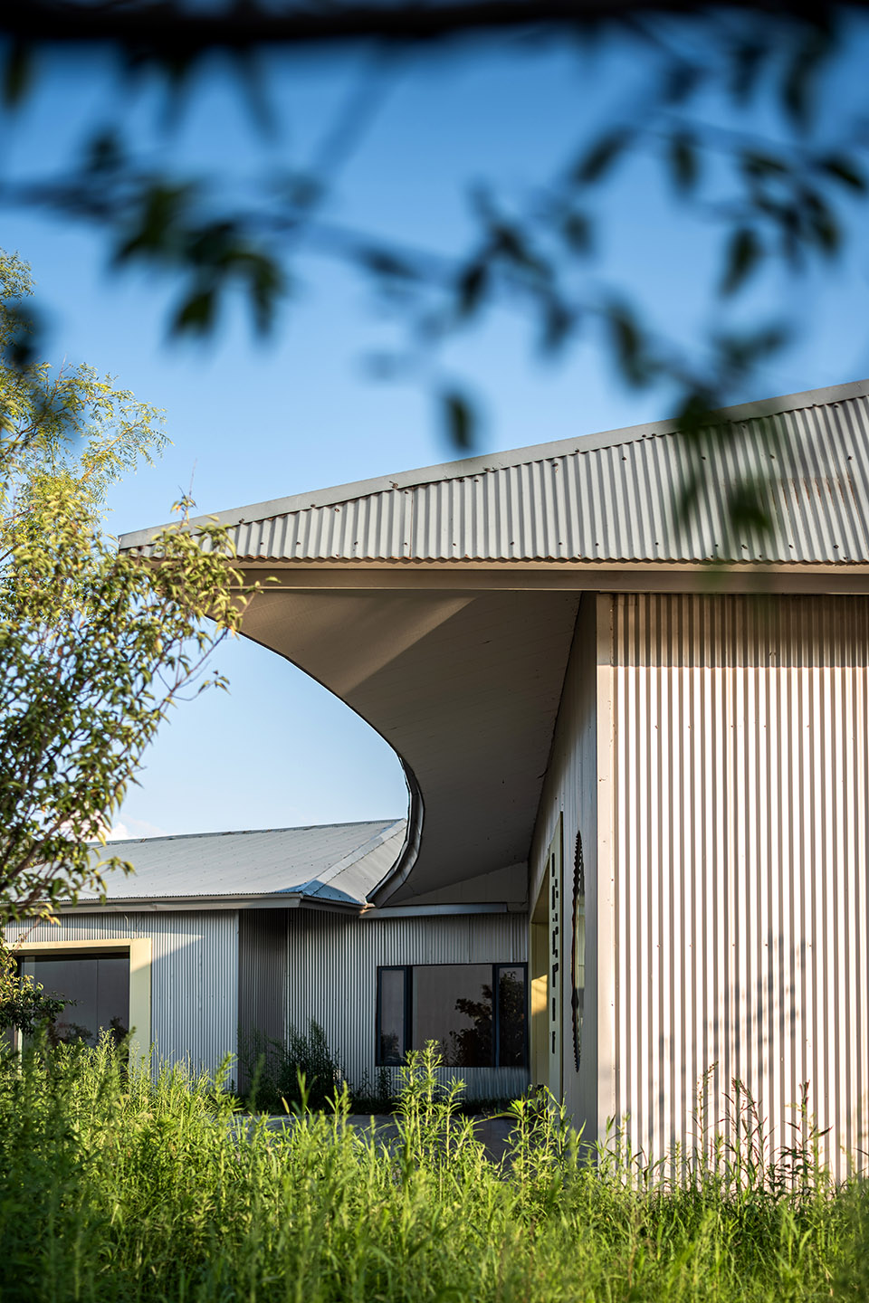 lakeside countryside homestay by menjue architects