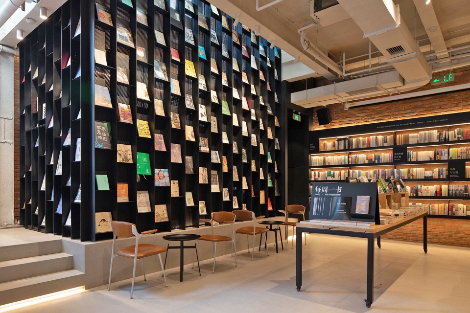 OWSPACE 冲孔钢板书墙的背后是楼梯间Behind the perforated steel plate book wall is the stairwell by CG DESIGN@吴昂