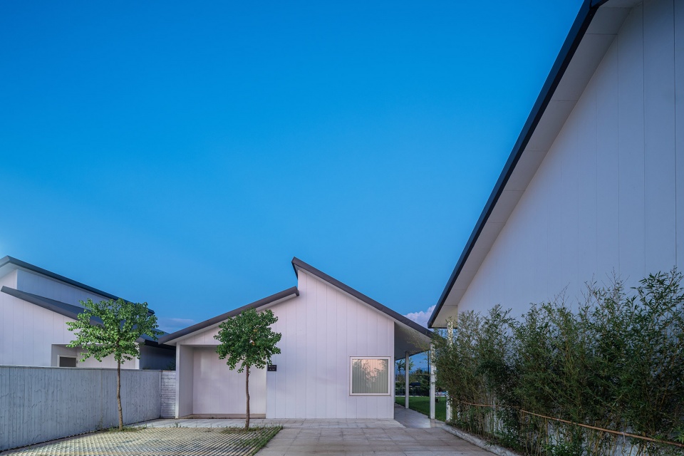 lakeside countryside homestay by menjue architects