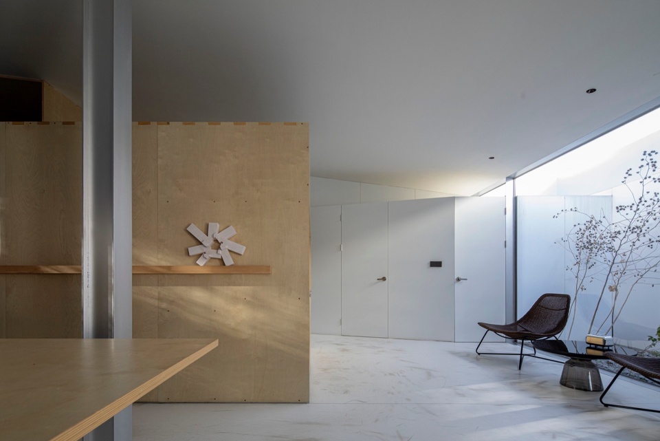 TAOA Reimagines an Old Industrial Building at 798 Art District into Its Office