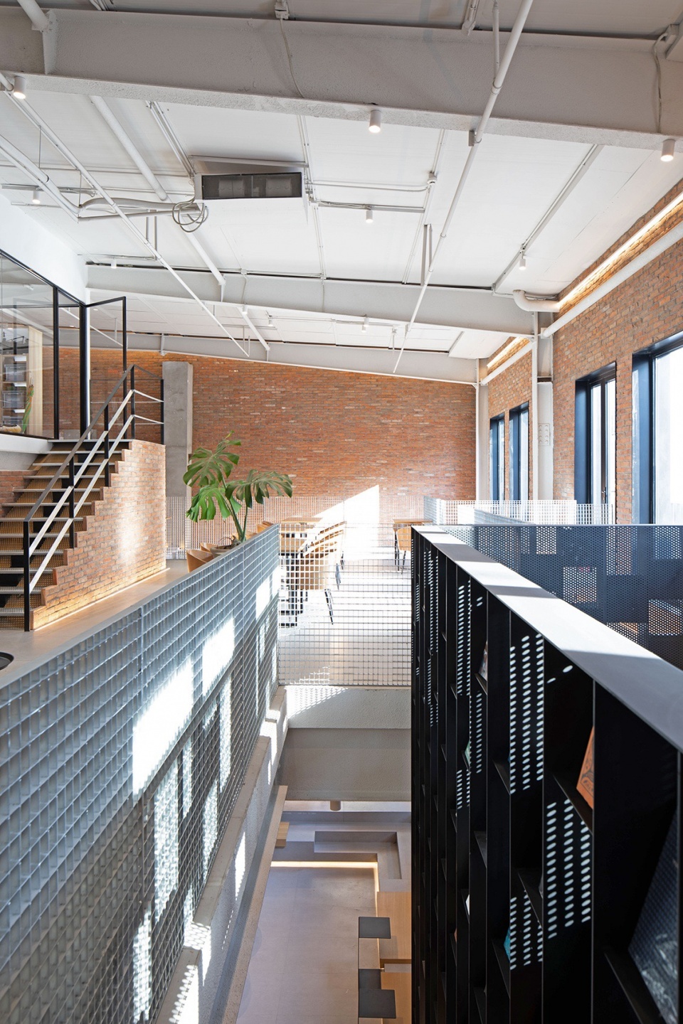 OWSPACE 直通二层的书墙上段The upper section of the book wall leading directly to the second floor by CG DESIGN@吴昂