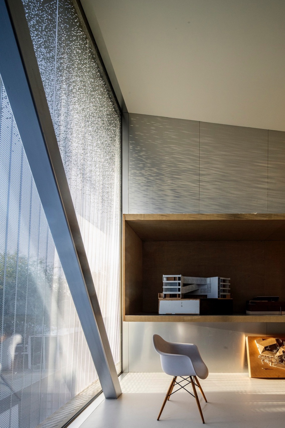 TAOA Reimagines an Old Industrial Building at 798 Art District into Its Office
