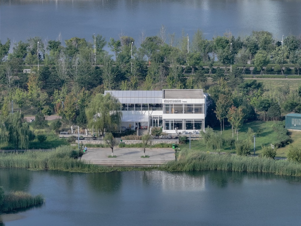 通透的东侧与湖景 Transparent east side and lake view the renovation of jindi station
