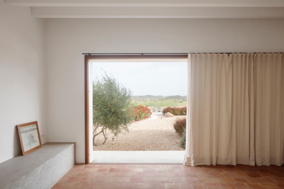 Casa T by Gabriel Montanes Arquitecto