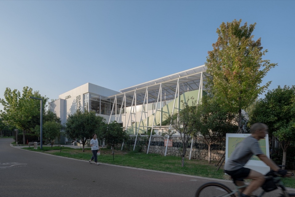从骑行跑道看建筑 View of this building from cycling track the renovation of jindi station