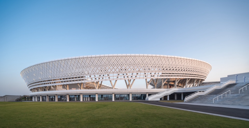 体育场和生态平台间的灰空间 xiangyang national sports center