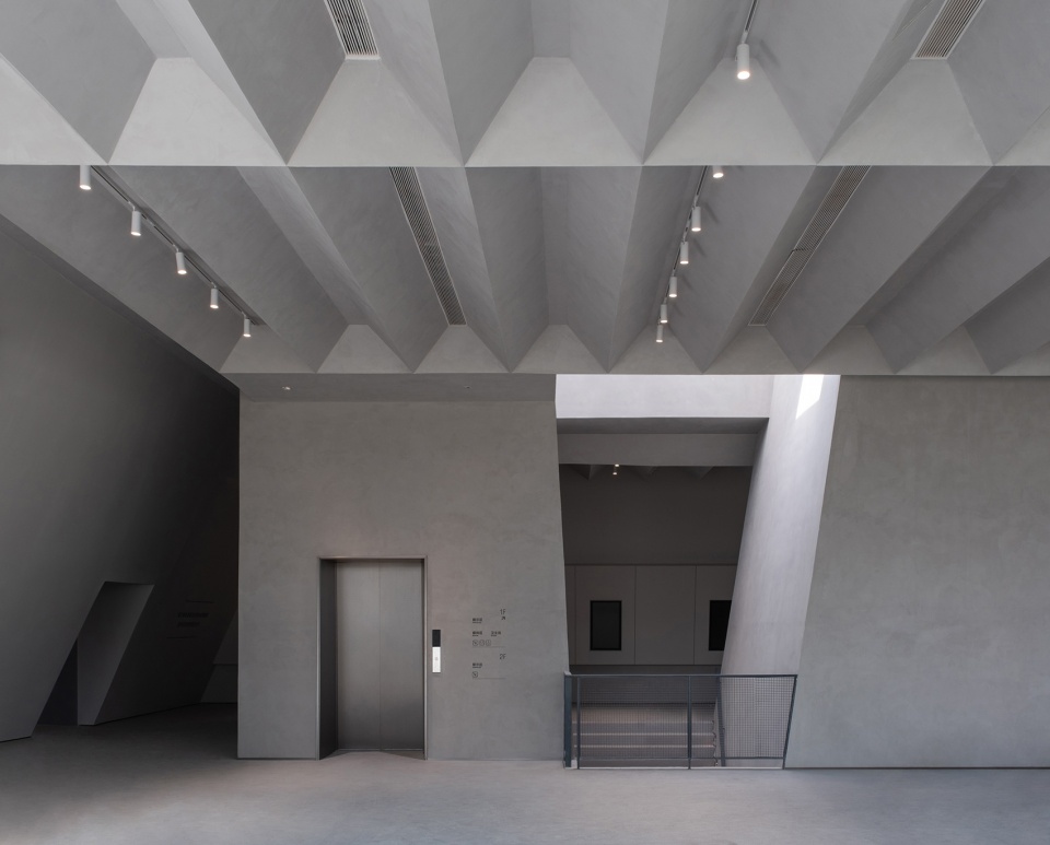 二层温控玻璃采光,Daylighting through temperature controlled glass on the 2nd floor. ©张超