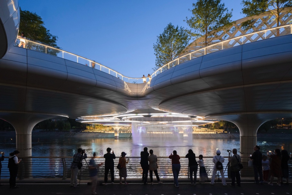 市民观赏水幕show(河狸景观摄影) chengdu floating park bridge