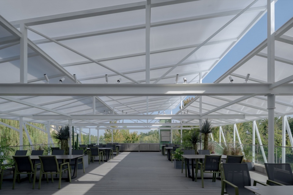 从北往南看露台的半透明屋架 The semi transparent roof frame of terrace viewed from north to south the renovation of jindi station