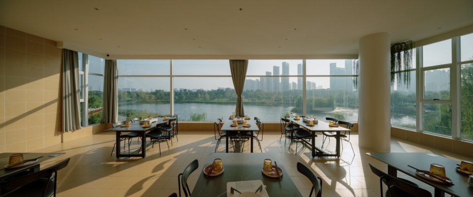 被自然环抱的二层室内空间 The second floor interior space is surrounded by nature the renovation of jindi station