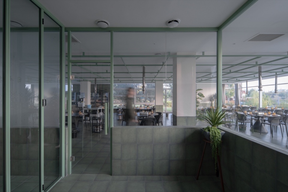 被自然环抱的一层室内空间 A first floor indoor space surrounded by nature the renovation of jindi station