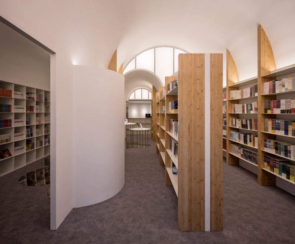 Longshang Books Cafe by atelier mearc