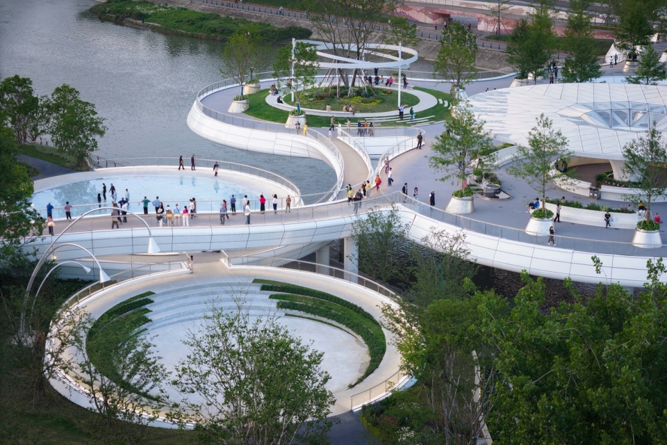 交子剧场(河狸景观摄影) chengdu floating park bridge