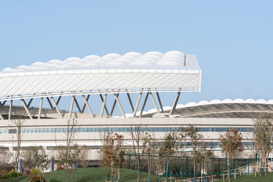 融入山水之间的体育场馆 xiangyang national sports center
