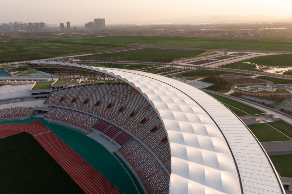屋面罩棚飘逸的形态 xiangyang national sports center