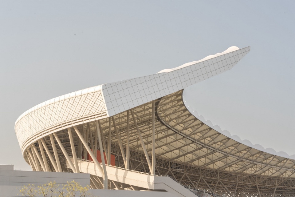 结构轻巧的开口状罩棚 xiangyang national sports center