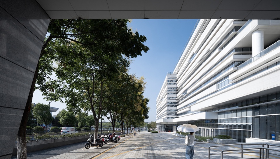 Along the Street Facade 沿街立面1©赵强 hangzhou west station bus hub