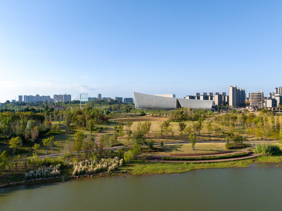Main Image PES Nanchang Opera house is located at the boundary between urban structure and park 南昌大剧院位于城市与公园之间